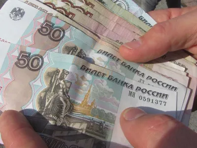 Rușii golesc băncile de bani cash de teama situației economice. Sumele astronomice pe care le retrag în fiecare lună