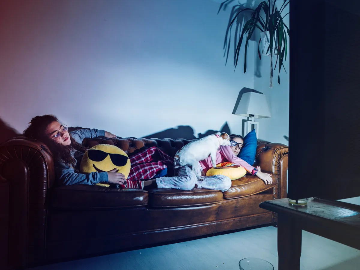 Familie care doarme pe canapea - Foto: Freepik (rol ilustartiv)