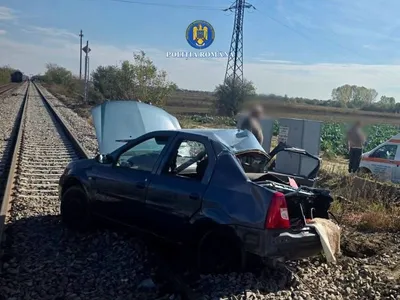 Un tren și un autoturism s-au ciocnit în Dâmbovița. Un bărbat a fost rănit - Foto: Poliția Română