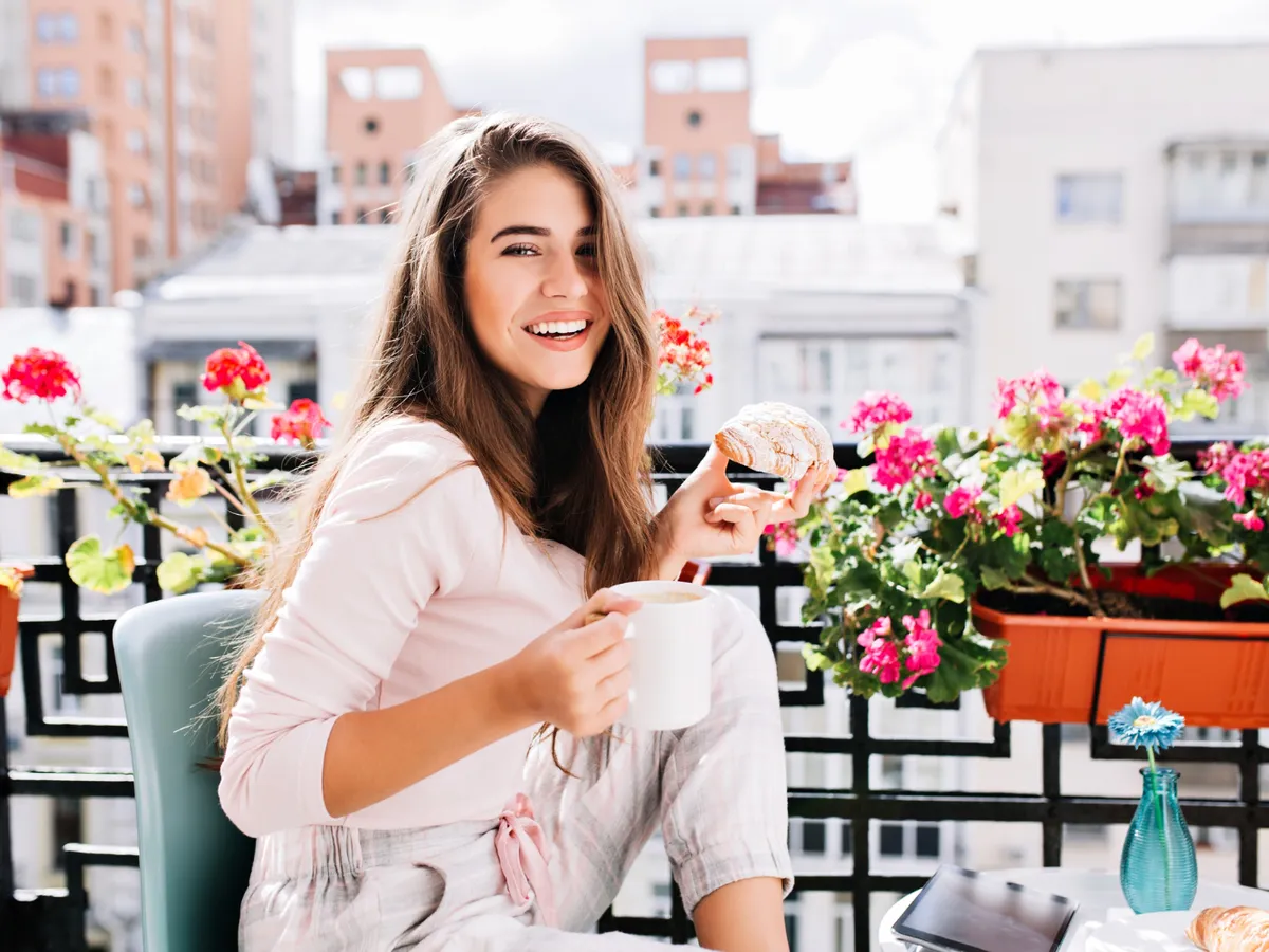 Fata în balcon Foto: Freepik (imagine cu rol ilustrativ)