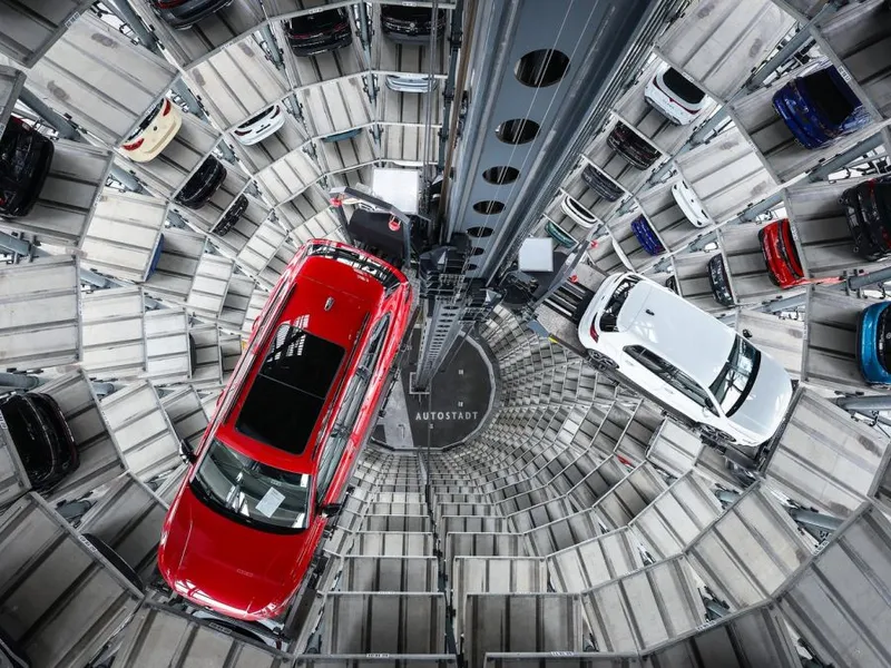 Un Passat R și un Golf GTI sunt în depozitul-turn al Volkswagen, din Wolfsburg - Foto: Profimedia Images