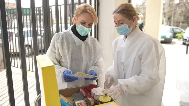 Gabriela Firea lăudându-se, pe Facebook, împreună cu șefa Asistenței Sociale, Codruța Simiean, cum are grijă de persoanele vulnerabile. FOTO: Facebook Gabriela Firea