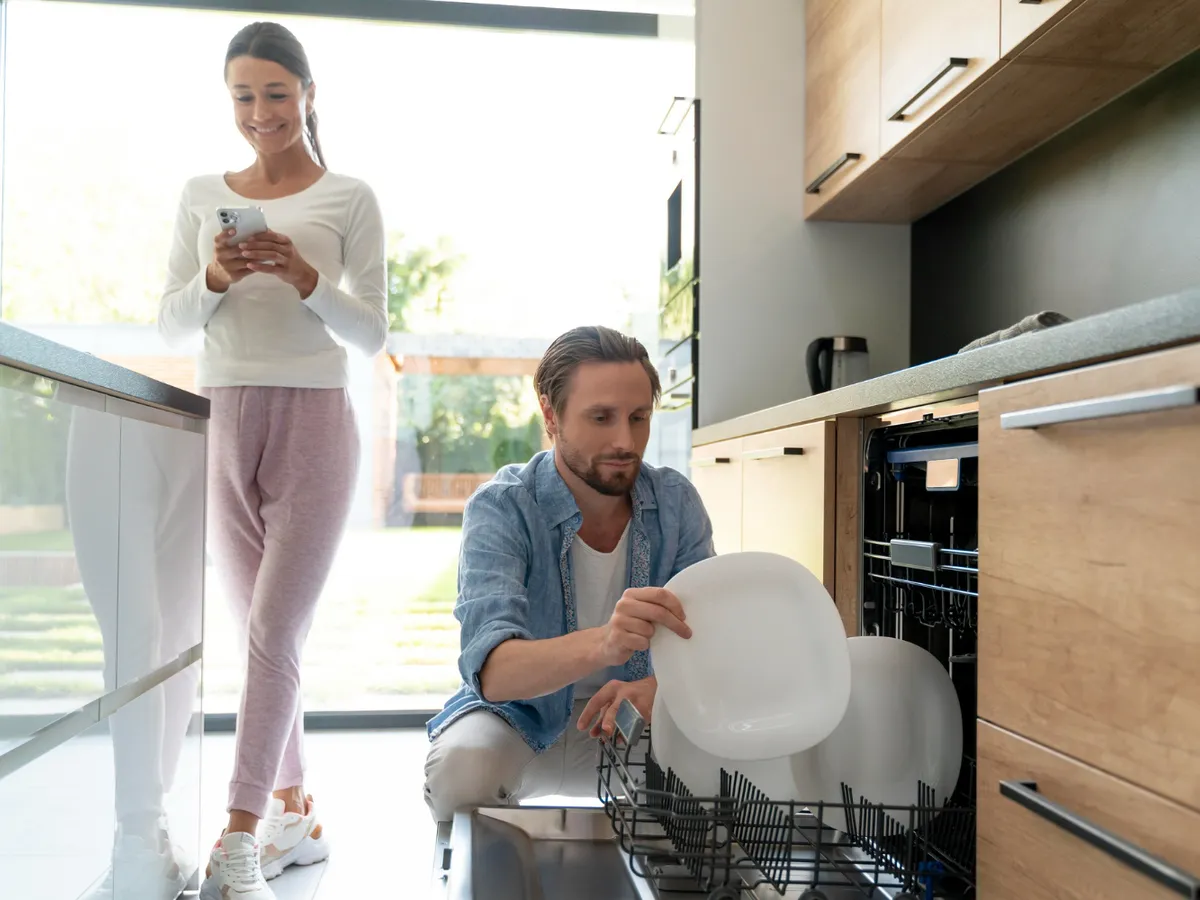 Bărbat care scoate vasele din mașină - Foto: Freepik (Imagine cu rol ilustrativ)