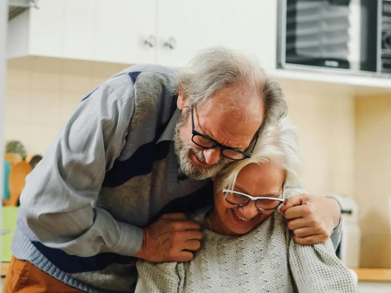 Cuplu în etate uitându-se la o factură - Foto: Pexels/T Leish