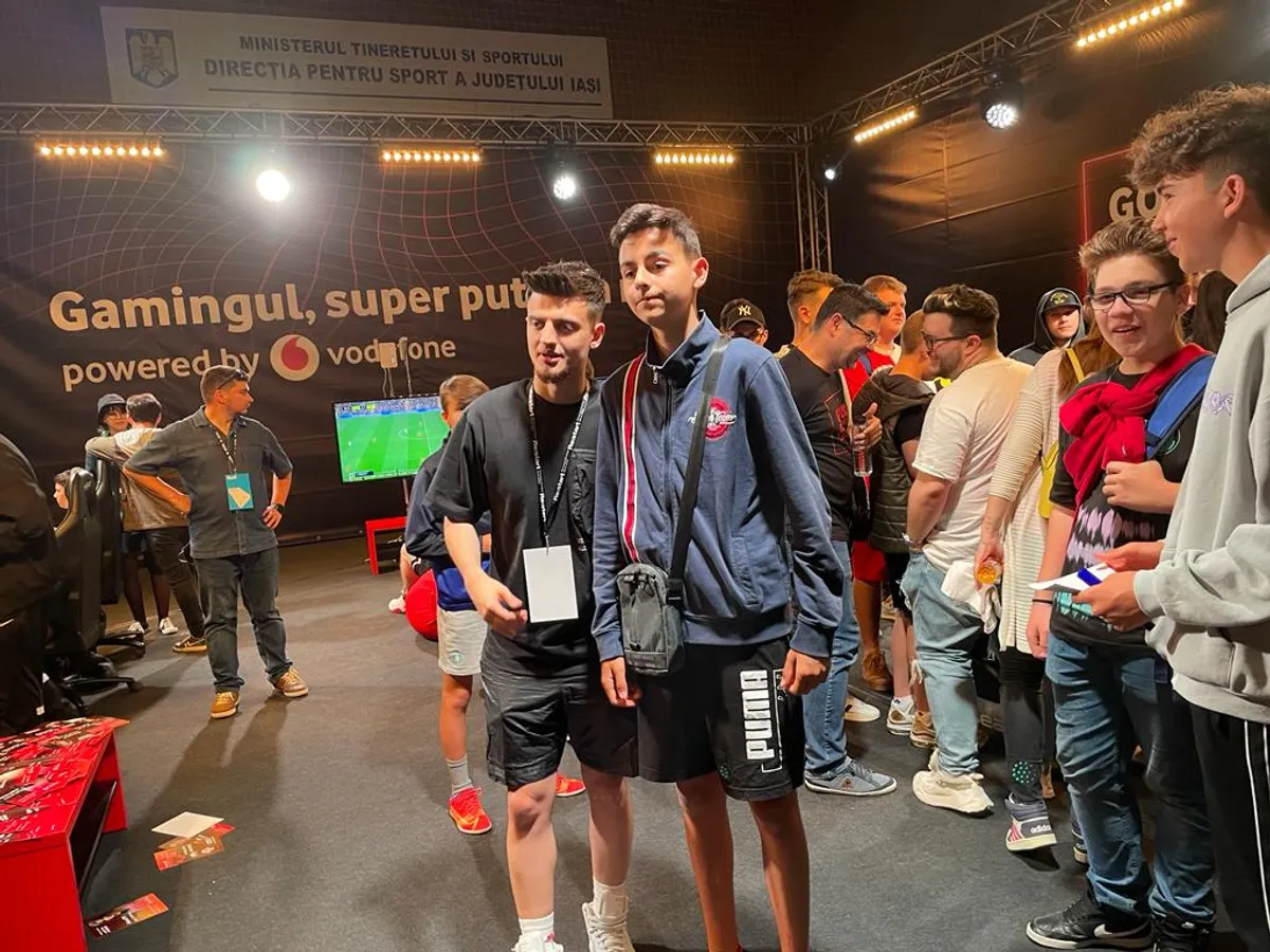 Mii de tineri din Iași i-au confruntat, prin joc, pe cei mai populari gameri și streameri din țară