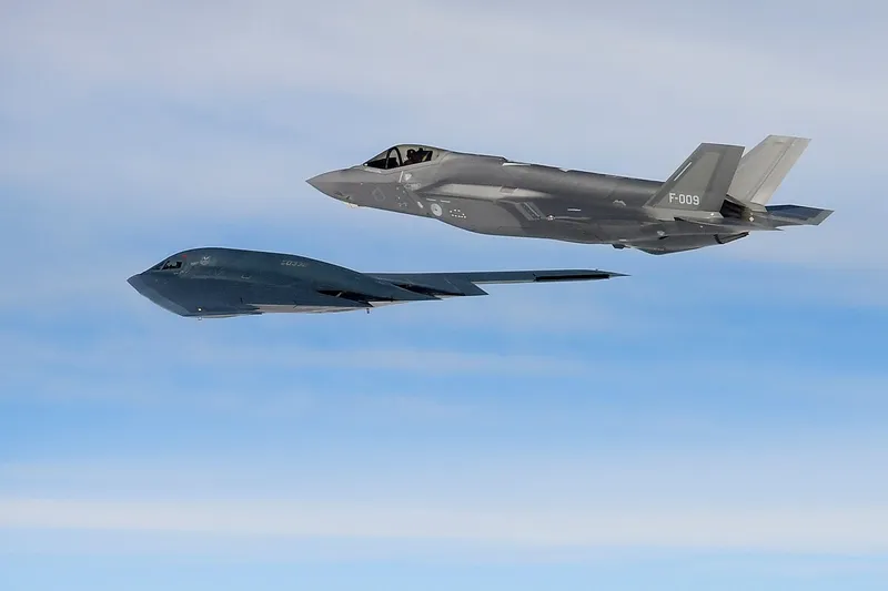 Bombardier strategic invizibil B-2A Spirit al Forțelor Aeriene ale SUA zboară &icirc;n formație cu un avion de v&acirc;nătoare invizibil F-35A - Foto: Profimedia Images (imagine cu  rol ilustrativ)