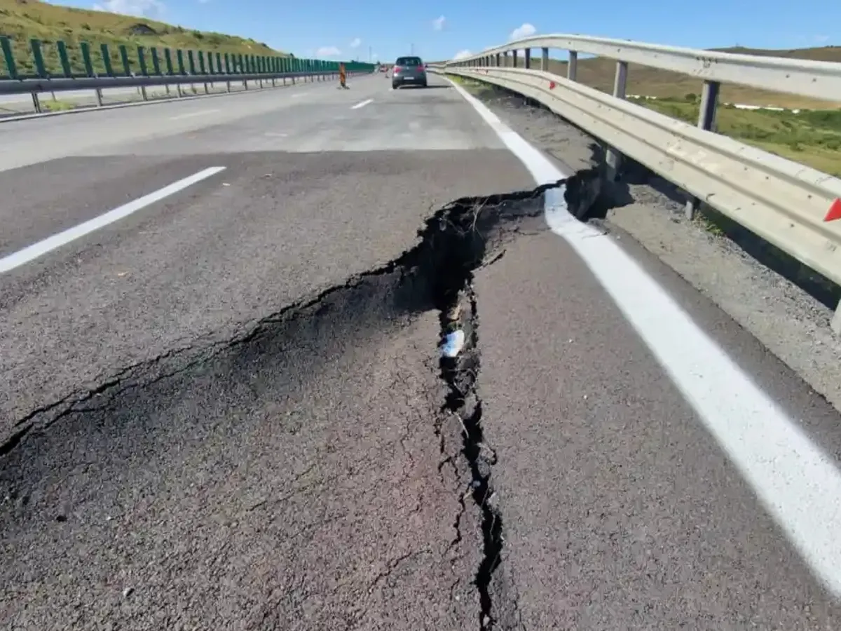 VIDEO A10 Sebeș-Turda, de 420.000.000 €, se surpă continuu. A 4-a oară în aceeași zonă, a rămas doar o bandă