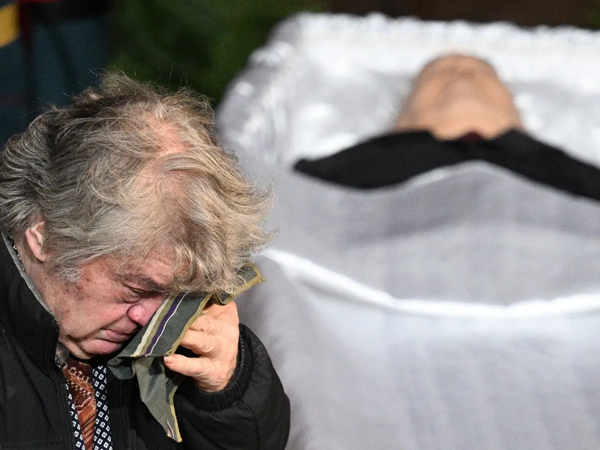 O persoană în doliu participă la o ceremonie de comemorare a lui Mihail Gorbaciov, ultimul lider al Uniunii Sovietice - Foto: Profimedia Images/Ramil Sitdikov 