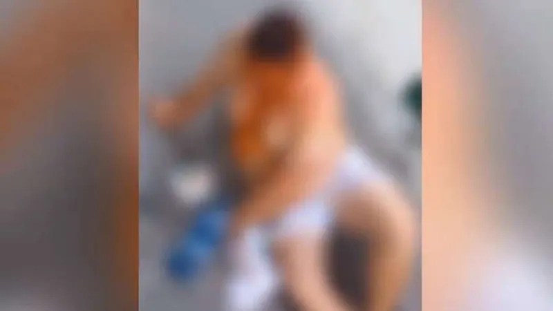 Doi turiști, bătuți crunt de paznicii unei plaje în Costinești. N-ar fi plătit șezlongurile - Foto: captură video