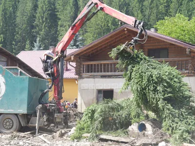 600 de gospodării inundate în Broșteni, Ostra și Stulpicani, eliberate de aluviuni - Foto: IGSU