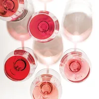ROSÉ TOATĂ ZIUA Există un motiv pentru care această expresie a prins, mai ales vara, când popularitatea băuturii roz ajunge la cote maxime, punând în umbră alte delicii bahice de vreme caldaă