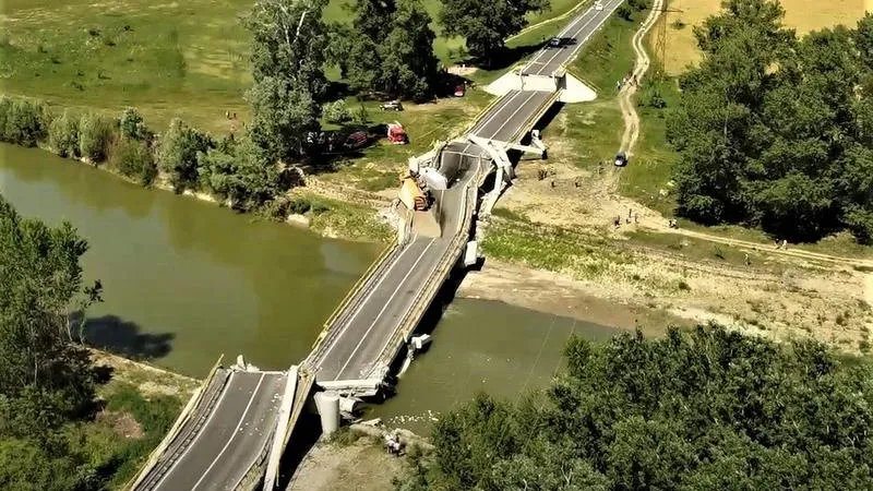 Podul peste Siret a rezistat doar șase luni de la reabilitare/ Foto: Facebook