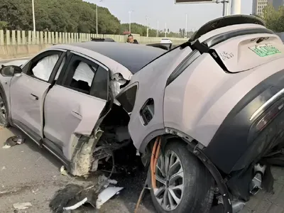 O mașină electrică chinezească Nio EC6 s-a rupt, pur și simplu, în urma unui accident - Foto: carnewschina.com / Weibo