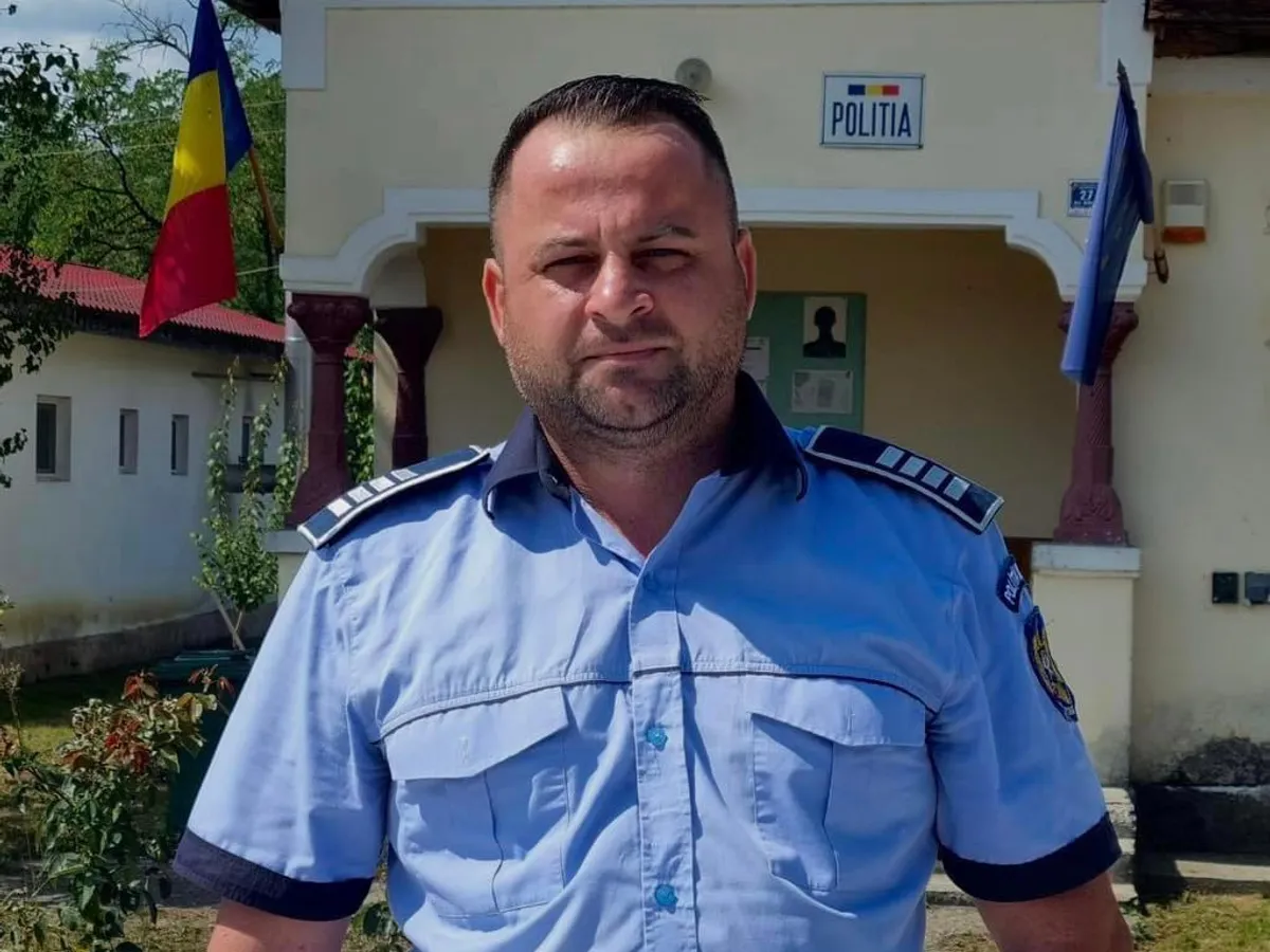 Un copil de 10 ani a fost prins la volanul unei mașini. În dreapta lui se afla o femeie de 56 de ani Foto: facebook/Politia Română