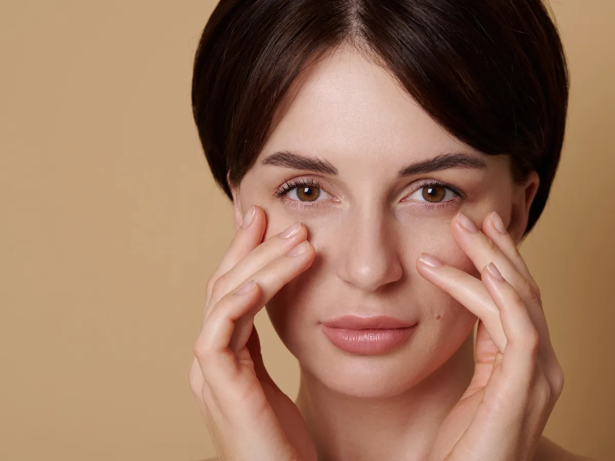 Femeie care stă cu mâinile pe față - Foto: Freepik (rol ilustrativ)