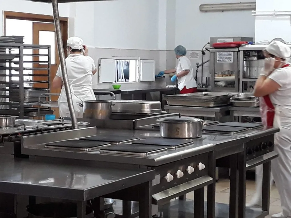 Cum e mâncarea din spitale? ANPC: „Moare şi boala în cantinele verificate”. / Foto: tomisnews.ro