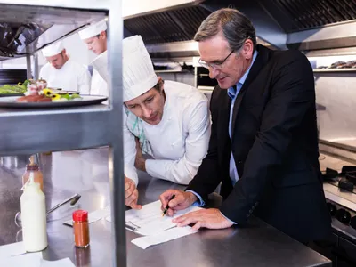 Amenzi de aproape şase milioane de lei, date de ANPC după verificări la peste 1.700 de operatori economici - Foto: Freepik (Imagine cu rol ilustrativ)