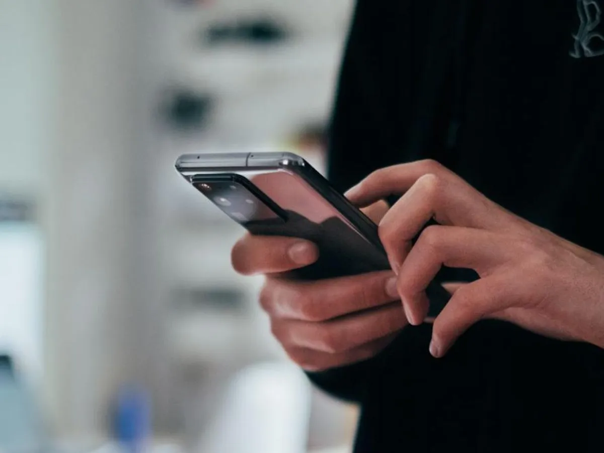 AMENDA primită de un bărbat în gară pentru că vorbea la telefon prea tare. A primit-o majorată - Foto: Profimedia Images (imagine cu rol ilustrativ)