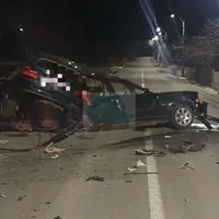 Un tânăr fără permis de conducere a murit după ce a intrat cu mașina într-un cap de pod - FOTO: Centrul infotrafic
