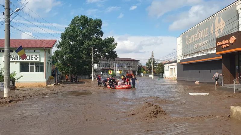 Sute de locuitori afectaţi de inundaţii în Galaţi şi Vaslui au cerut ajutor la 112 - FOTO: MAI