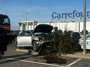 Accident incredibil, în parcarea unui supermarket din București. Două Toyota, făcute praf - Foto: Facebook/Info Trafic Bucuresti si Ilfov