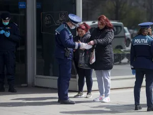 Polițiști controlând oameni, în contextul stării de urgență. Inquam Photos - Alexandra Pandrea