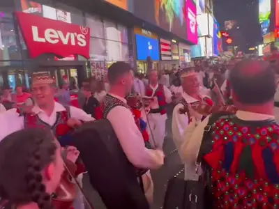 Cum au ajuns zeci de români să încingă o horă în New York. Foto: Captura video