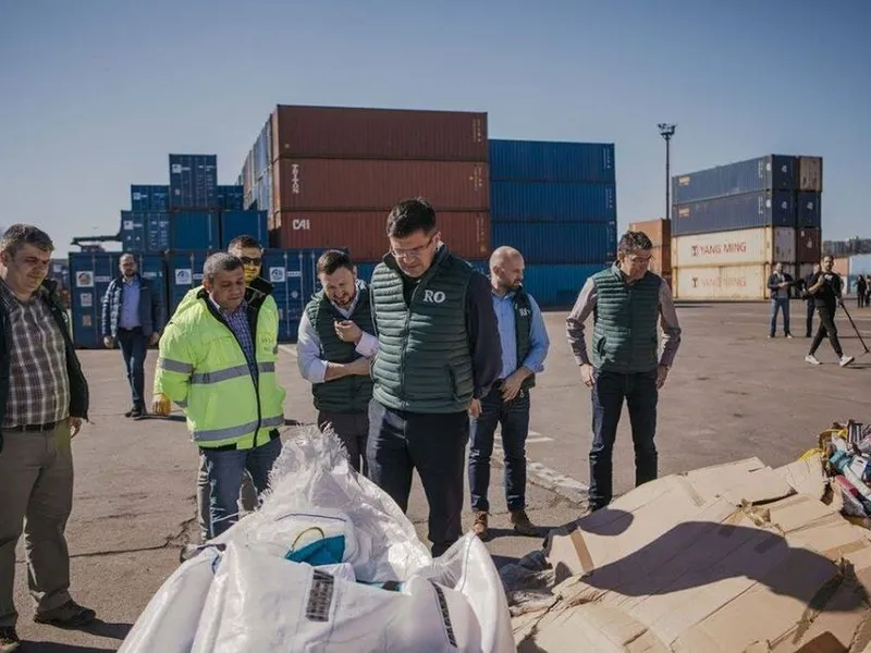 Alexe, ca Ceaușescu, cu mâinile la spate în vizită de lucru/FOTO: mmediu.ro