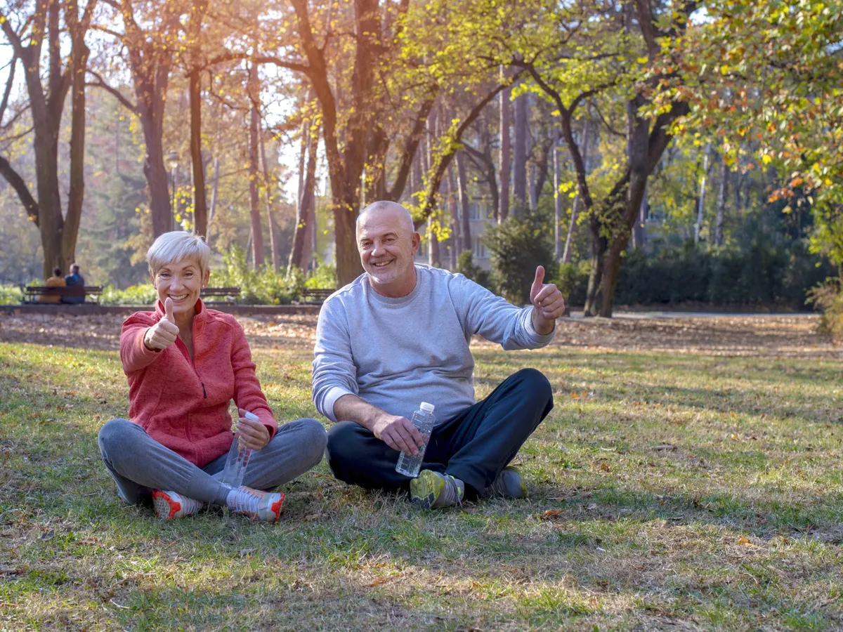 Pensionari în parc - Foto: Freepik