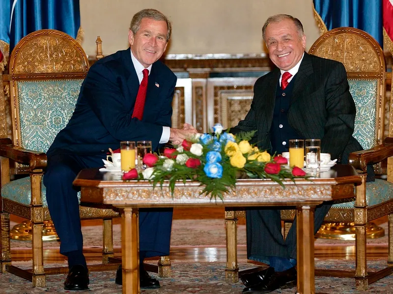 Ion Iliescu l-a primit la Cotroceni, în 2002, pe președintele SUA de la acea vreme, George W. Bush - Foto: Profimedia Images