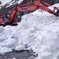 Când va fi redeschis traficul pe Transfăgărășan? Zăpada are 3 metri înălțime în unele locuri Foto: captura video DRDP Brasov