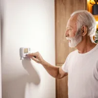 Guvernul anunță un nou ajutor la pensie pentru plata facturilor. Cardul de energie NU se mai încarcă - Foto: Freepik