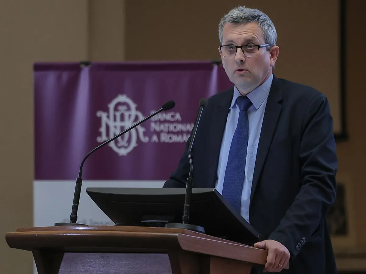 Valentin Lazea, economistul-şef BNR, avertizează că datoria publică se apropie iar de 60%