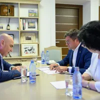 Ilie Bolojan, în vizită la CJ Iași - Foto: Facebook/ Costel Alexe