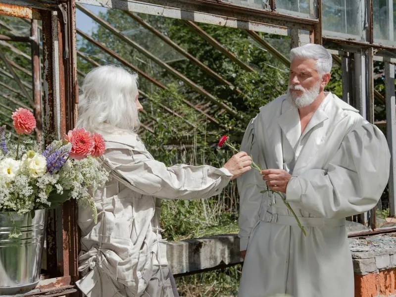 Bărbat în etate dându-i soţiei sale o floare - Foto: Pexels/cottonbro studio