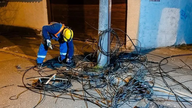 Nicuşor Dan: Am eliminat 300 de kilometri de cabluri aeriene de pe stâlpii Capitalei în 2024 - Foto: Facebook / Nicușor Dan