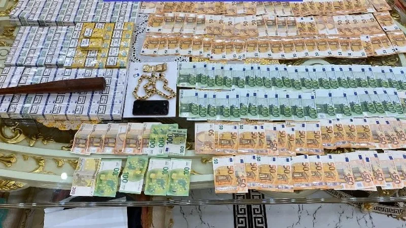 O parte dintre țigările, banii și bijuteriile de la perchezițiile făcute la liderii clanului de contrabandă și cămătărie din Satu Mare Foto: Poliția Română DIICOT