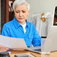 Ajutor la pensie: Jumătate din factura la curent nu se plătește. Care pensionari iau bani de la stat - Foto: Freepik (Imagine cu rol ilustrativ)