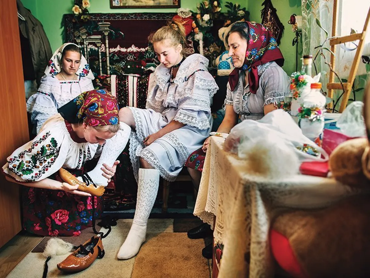 Româncă de origine  ucraineană, îmbrăcată de familie în ziua nunții, în satul Poienile de sub Munte