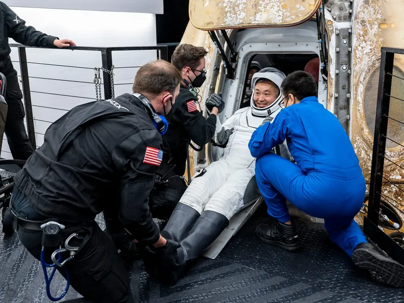 Astronautul Koichi Wakata este ajutat să iasă din nava spațială SpaceX Dragon Endurance la bordul navei de recuperare SpaceX Shannon, la scurt timp după ce a aterizat în Golful Mexic - Foto: Profimedia Images