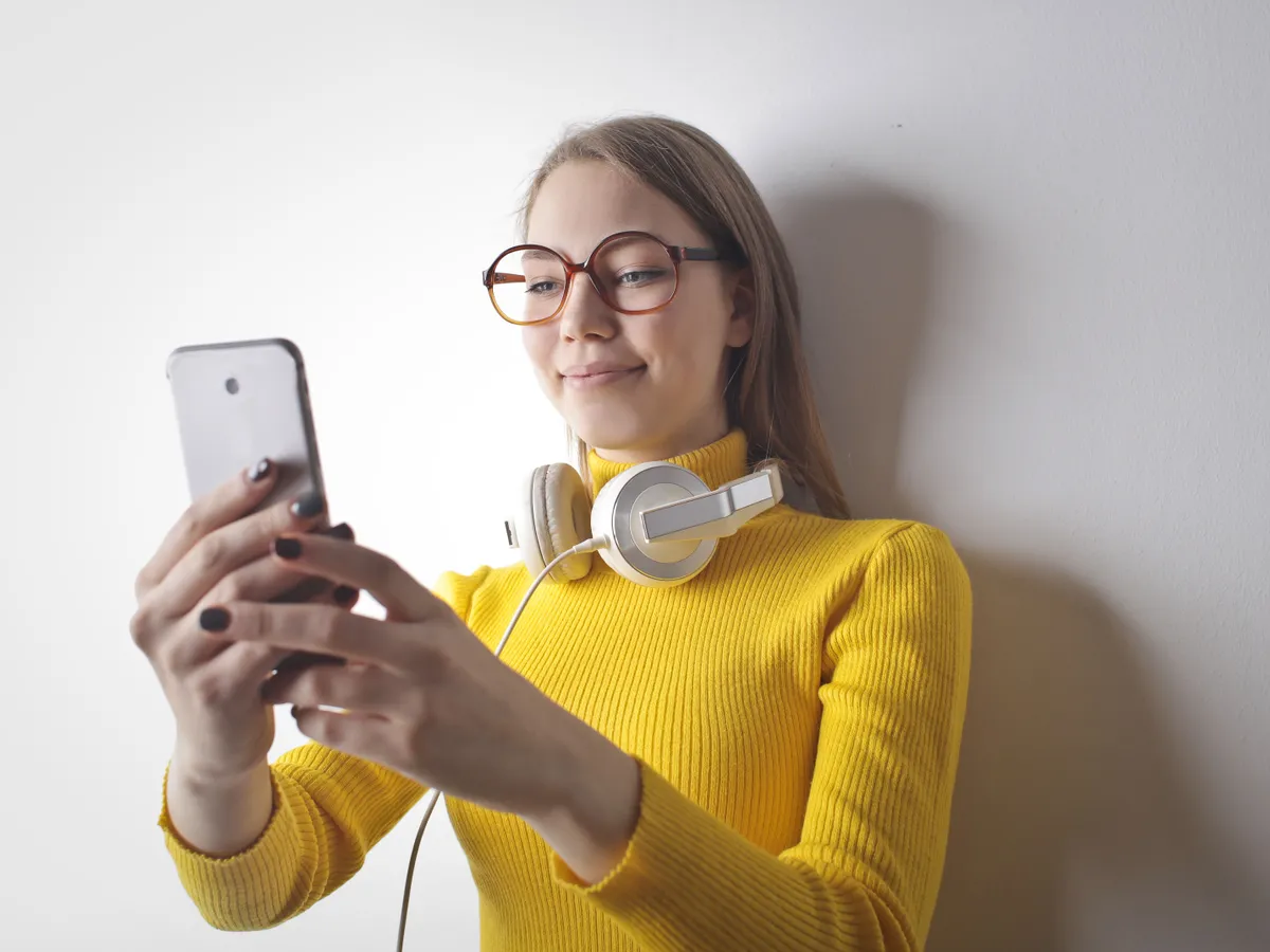 Fată cu telefon Foto: Pexels (imagine cu rol ilustrativ)