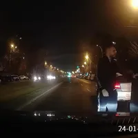 Șoferul de BMW care a bătut șoferul unui Logan în centrul Bucureștiului, reținut de polițiști. / Foto: captură video