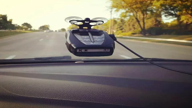 Noile radare cu laser ale poliției bat la peste 1 km. Mai sunt bune detectoarele radar? E legal? - Foto: automoblog.com (Imagine cu rol ilustrativ)