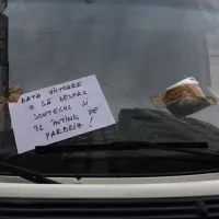 „Rezervarea” locului de parcare din fața casei cu tomberonul sau lada, ilegală. Amendă sau pușcărie! / Foto: auto-expert.md