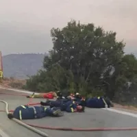 Pompieri întinși pe asfalt - Foto: Internet
