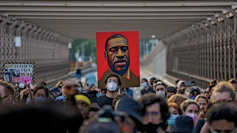 FACEȚI CEEA CE TREBUIE Manifestanții cer reforma poliției la prima comemorare a uciderii lui George Floyd. Lee spune despre America tinereții sale și cea de acum: „Nu s-au schimbat prea multe“
