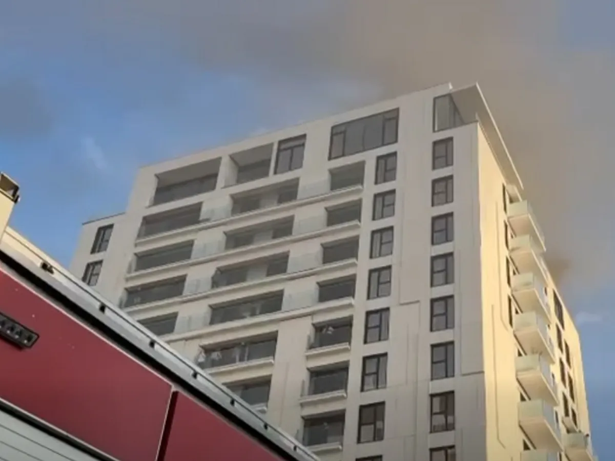 VIDEO Incendiu violent, într-un bloc nou, cu 11 etaje, din București, unde un apartament sare de 200.000 €