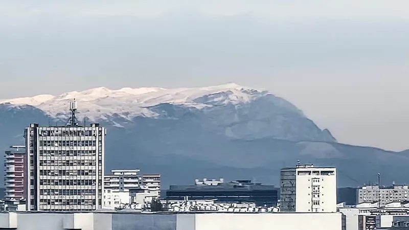 FOTO Fenomen meteo rar. Din București s-au văzut munții aflați la 150 de km. Cum se explică - Foto: Meteo Plus / imagine cu caracter ilustrativ