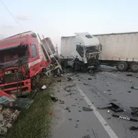 Două TIR-uri, transformate în mormane de fiare după ce s-au lovit frontal pe DN17 / Foto: infotraficromania.ro