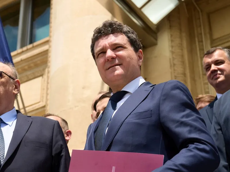 Nicuşor Dan, pe treptele Curţii Constituţionale, după tranferul formal de putere de la interimarul Ilie Bolojan - Foto: INQUAM PHOTOS/Codrin Unici